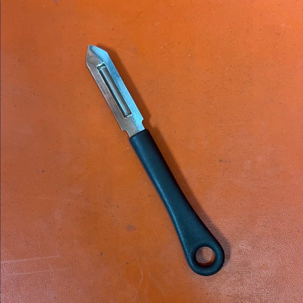 Black Handle Vegetable Peeler
